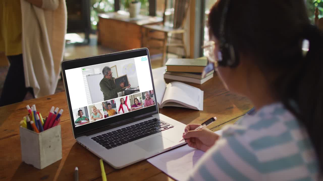 chica haciendo la tarea y teniendo una videoconferencia con el maestro y los compañeros de clase en la computadora portátil en casa