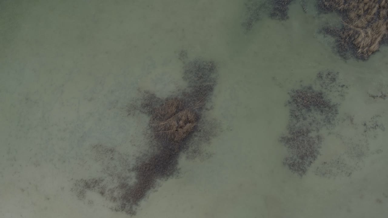 vista aérea drone vuelo sobre el lago en kinnekulle suecia