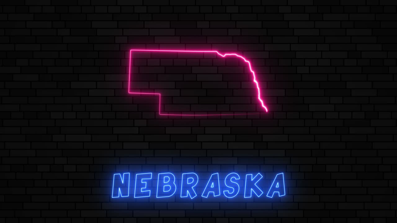 네브래스카 주 지도 그림은 어두운 벽돌 벽 바탕에 네온 선으로 그려져 있습니다.
