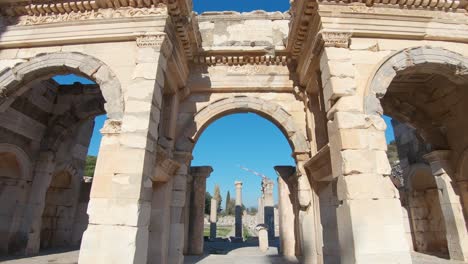 Zu-Fuß-Durch-Das-Tor-Von-Mazeus-Und-Mithridates,-Das-Den-Agora-Marktplatz-In-Ephesus-Zeigt