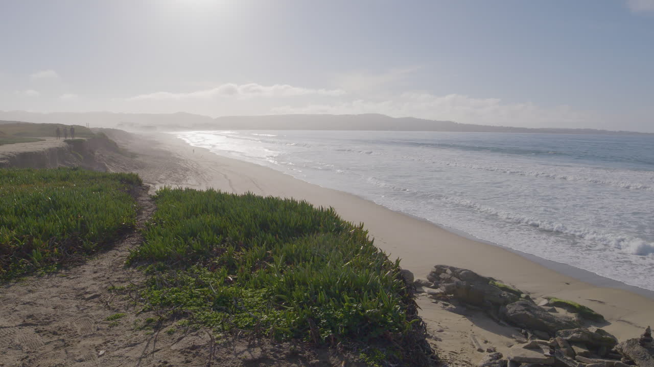 toma en cámara lenta de un día soleado en la playa estatal del puerto deportivo de la bahía de monterey de california