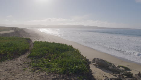 Toma-En-Cámara-Lenta-De-Un-Día-Soleado-En-La-Playa-Estatal-Del-Puerto-Deportivo-De-La-Bahía-De-Monterey-De-California