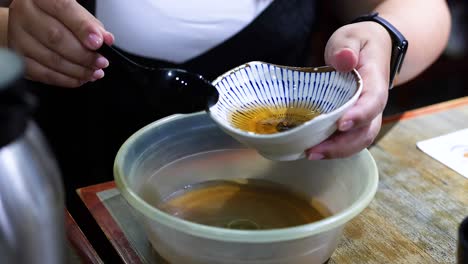 persona transfiere sopa de un cuenco pequeño a uno grande