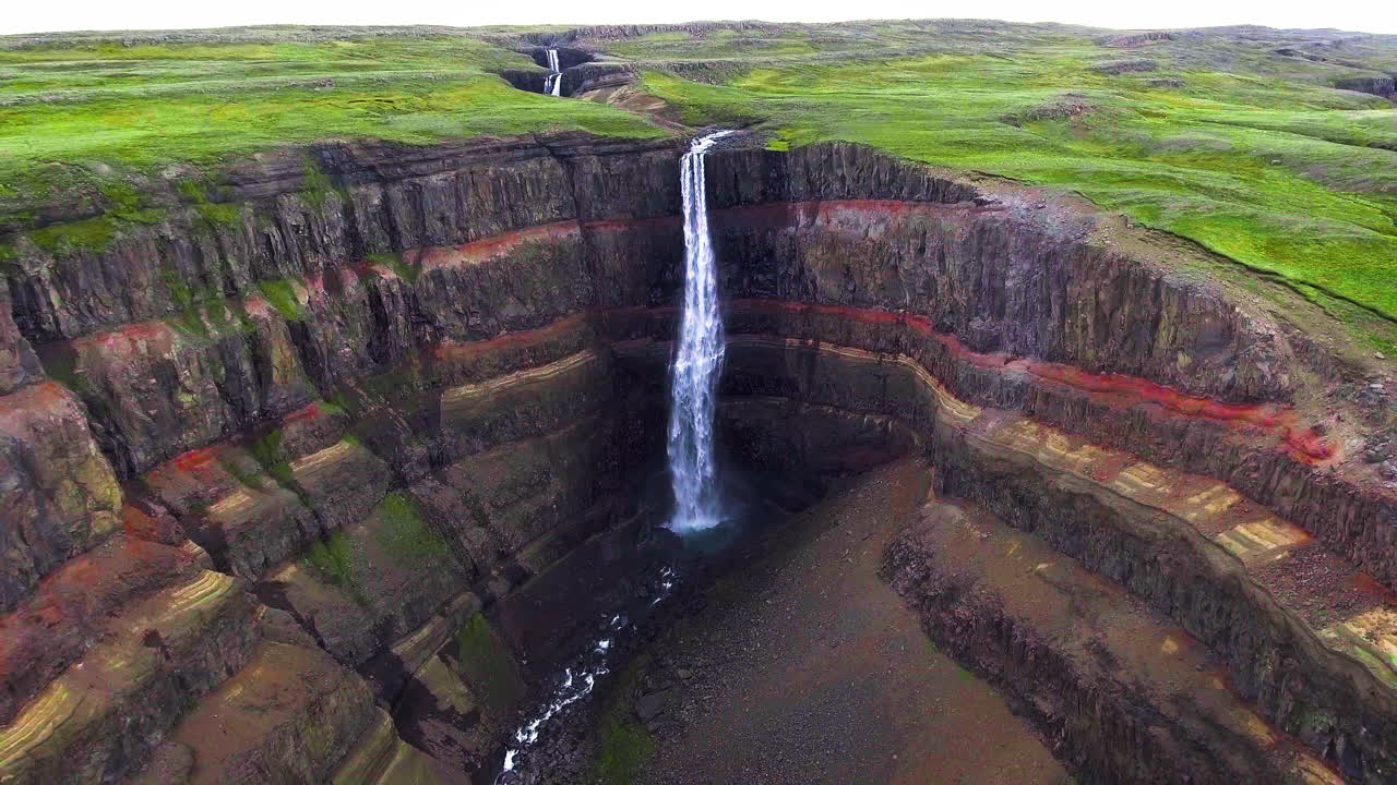 imágenes aéreas de drones de la cascada de aldeyjarfoss en el norte de islandia.