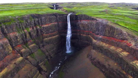 imágenes aéreas de drones de la cascada de aldeyjarfoss en el norte de islandia.