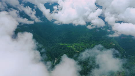 jugando con nubes en la colina verde de nepal pokhara