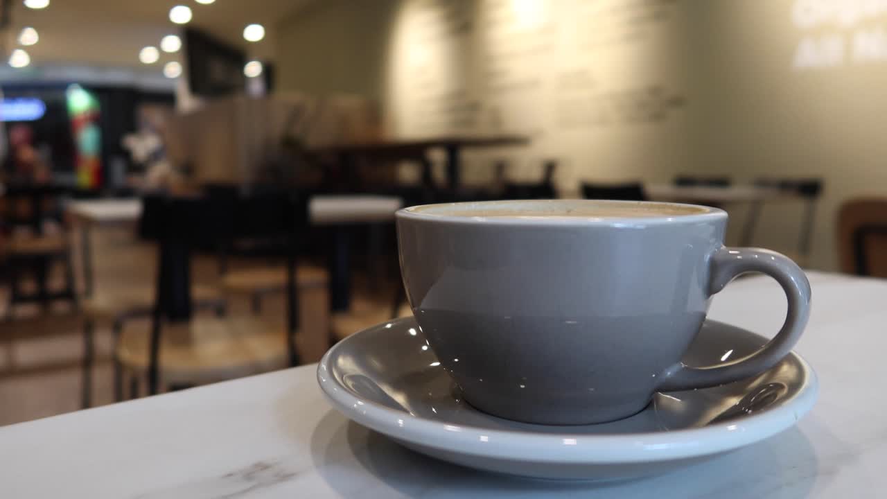 카페에서 커피를 마시고