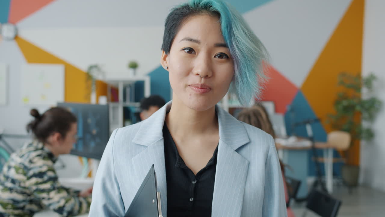 mujer de negocios confiada en una oficina moderna