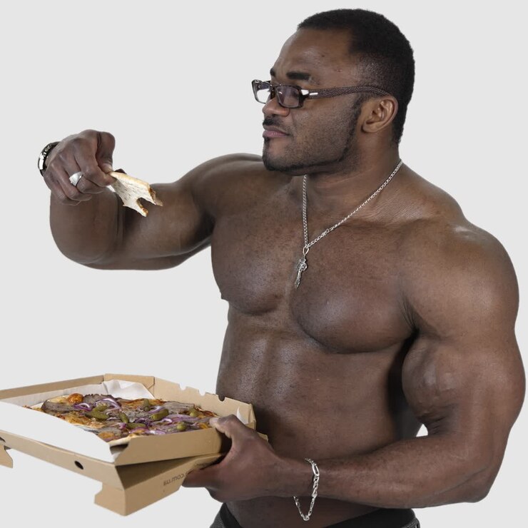 Uomo afroamericano che mangia la pizza. Uomo muscoloso di colore che gusta una deliziosa pizza da una confezione di cartone. Sportivo che mangia cibo non salutare, isolato in studio. Slow motion