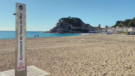 Playa-De-Tossa-De-Mar-En-La-Costa-Brava-En-Gerona-España-Cerca-De-Barcelona-Vista-Del-Castillo-Amurallado