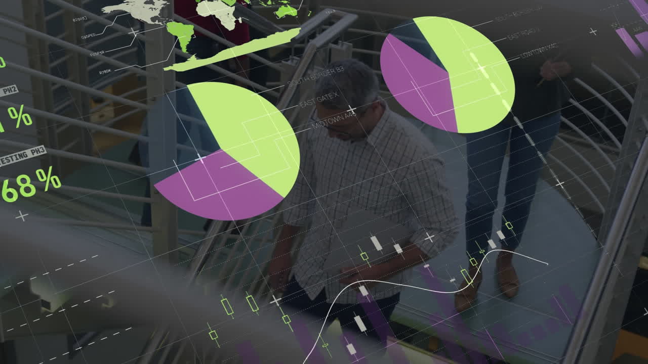 animación de procesamiento de datos contra la vista aérea de personas que bajan las escaleras en la oficina