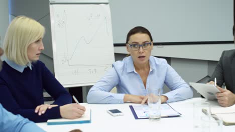 mujer de negocios que dirige una reunión de oficina