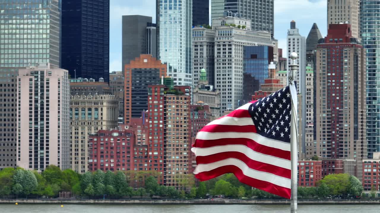 Bandiera degli Stati Uniti con grattacieli di New York City a Lower Manhattan, vicino a The Battery e al fiume Hudson