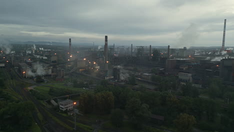 Toma-Panorámica-Con-Drones-De-La-Planta-Siderúrgica-De-Ostrava,-El-Mayor-Contaminador-De-Aire-De-La-Región