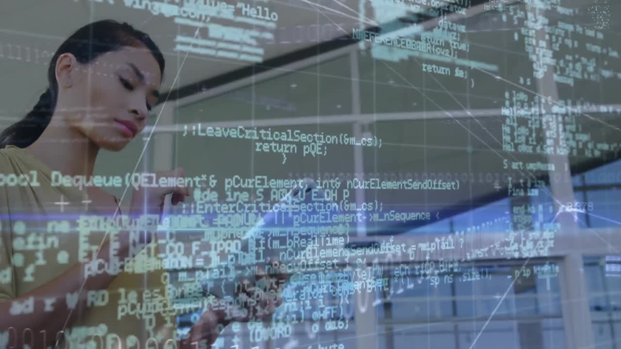 디지털 태블릿을 사용하는 아시아 여성에 대한 컴퓨터 언어, 이진 코드 및 렌즈 플레어 애니메이션