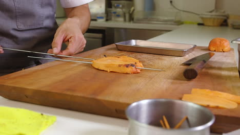 cocinero mexicano preparando mango en la cocina