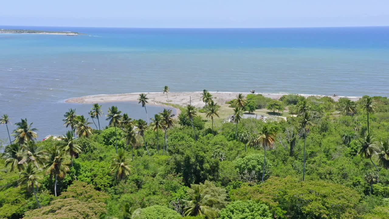 vista aérea de la bahía tropical con palmeras y playa boca del soco durante el día soleado