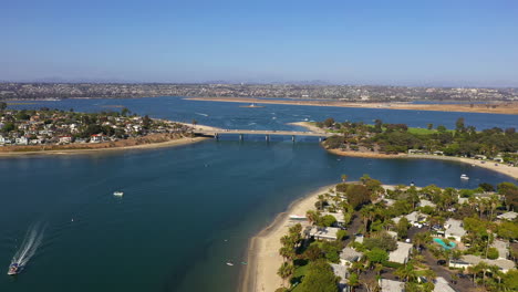 Bahía-De-La-Misión-Que-Incluye-El-Punto-De-La-Corona,-La-Isla-De-Vacaciones-Y-El-Canal-De-Pescadores-En-San-Diego,-California---Toma-Aérea-De-Drones