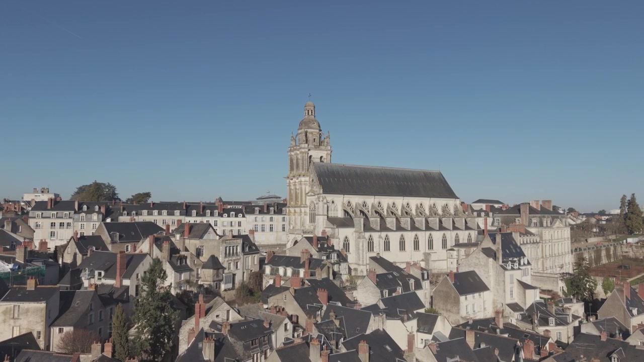 Et nært luftfoto viser det kuppelformede klokketårnet og taklinjen til Blois katedral som rager over byen