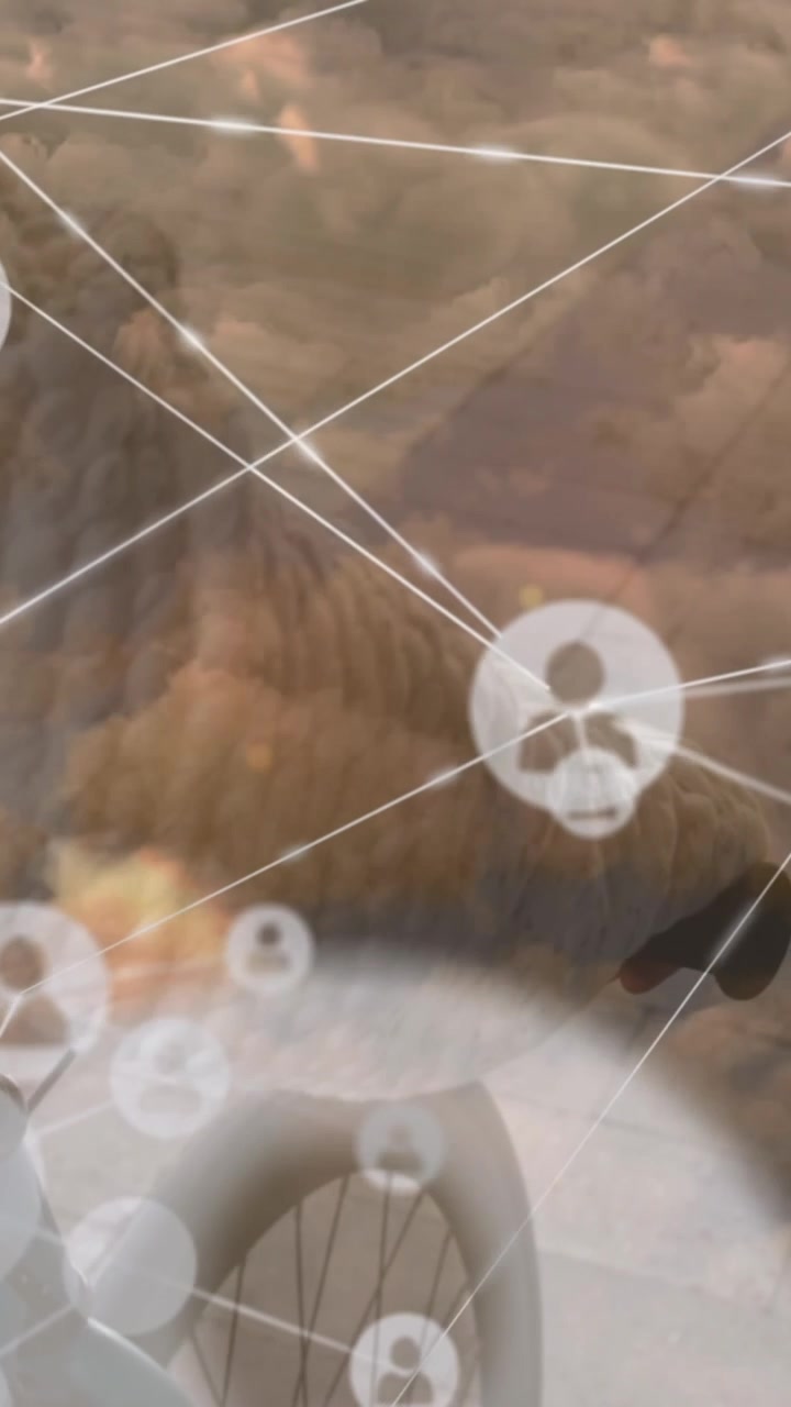 Animazione di rete di connessioni su nuvole e una donna d'affari afroamericana