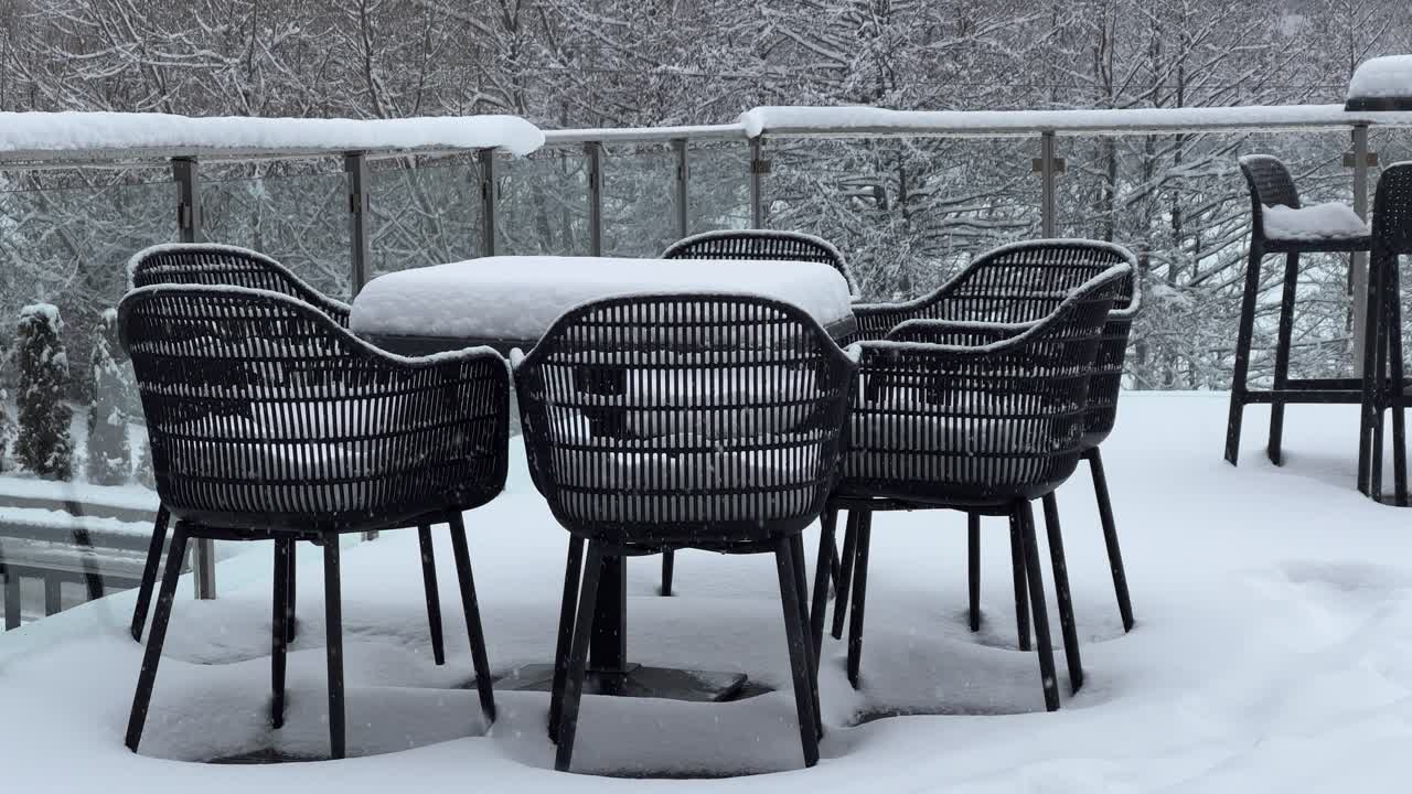Tavolo e sedie coperti di neve.