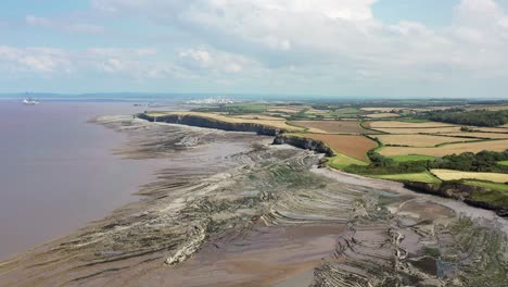 Drohnenschuss-Beim-Abbiegen-Von-Links-Nach-Rechts-über-Den-Strand-Von-Kilve-Und-Seine-Meeresklippen-Im-Norden-Von-Devon,-Großbritannien