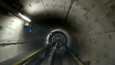 túnel de tren entre las terminales del aeropuerto de frankfurt, alemania
