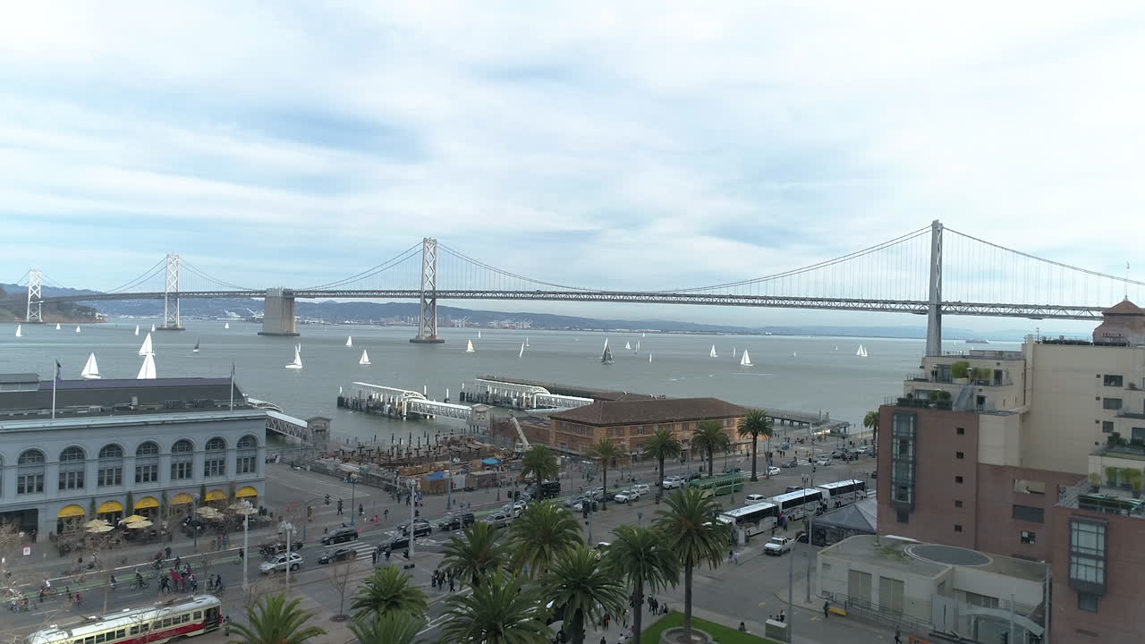 drone volando sobre las calles de san francisco hacia el puente de la bahía
