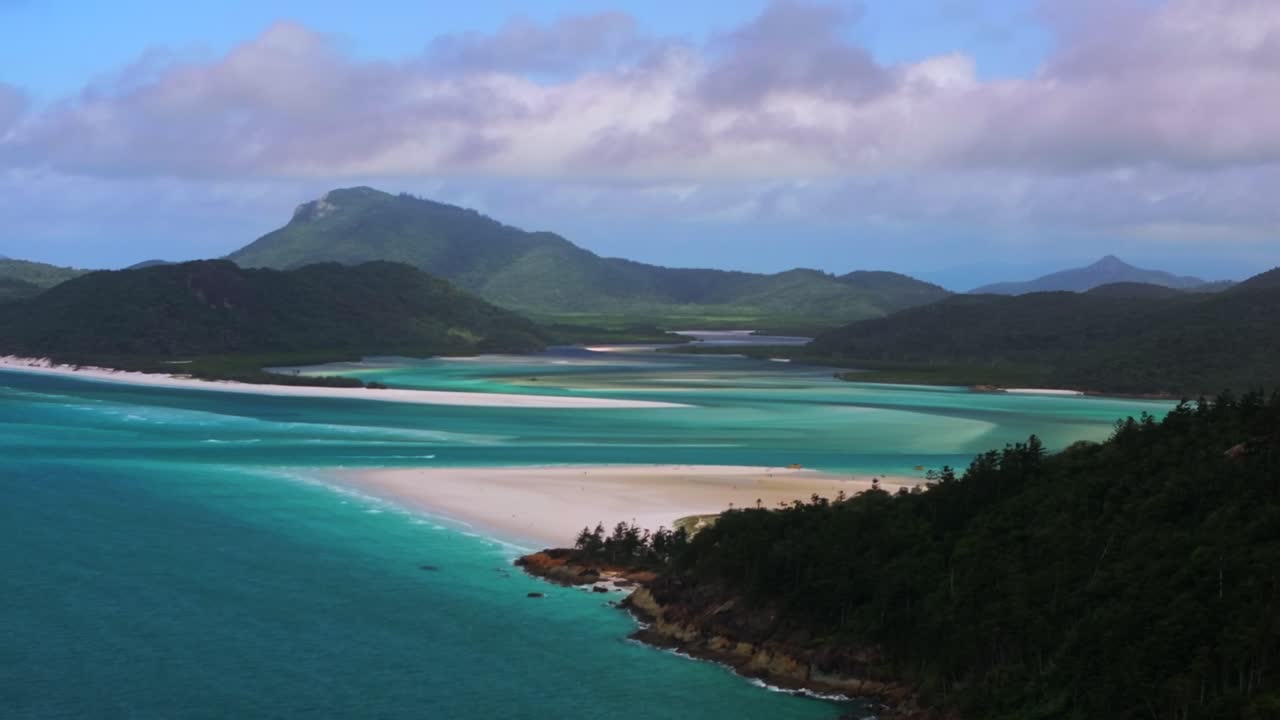 힐 인 전망대 (hill inlet lookout aerial drone) - 화이트헤이븐 해변 북쪽 끝, 구름이 가득한 여름, 이 은 봄, 가을, 경치 좋은 비행, 관광객, 은 파란 물, 모래 국립 공원