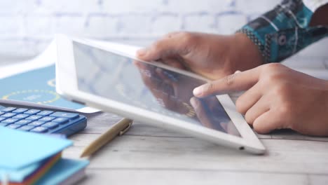la mano del hombre trabajando en una tableta digital en el escritorio de la oficina, usando un gráfico creado por sí mismo