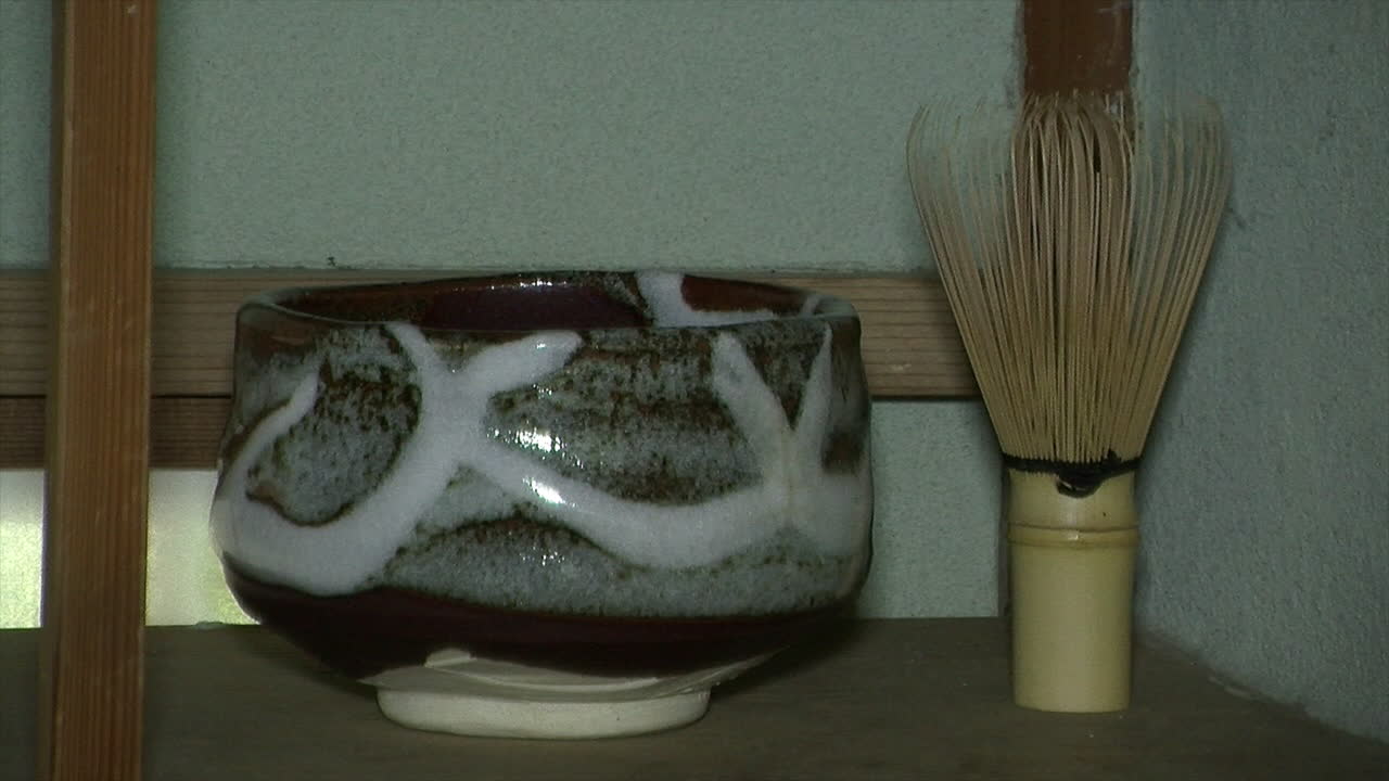 Bir Japon çay evindeki rafta Japon çay kasesi