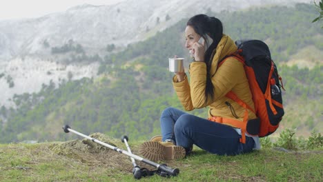 un excursionista hablando por teléfono durante un descanso