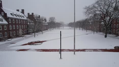 University-Of-Delaware-Drohnen-Schneetag-Campus-Überführung,-Starker-Schneefall,-Newark