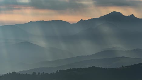 Mesmerizing-timelapse:-Sunrise-paints-the-mountain-landscape-with-dancing-sun-rays,-creating-a-breath-taking-and-serene-spectacle