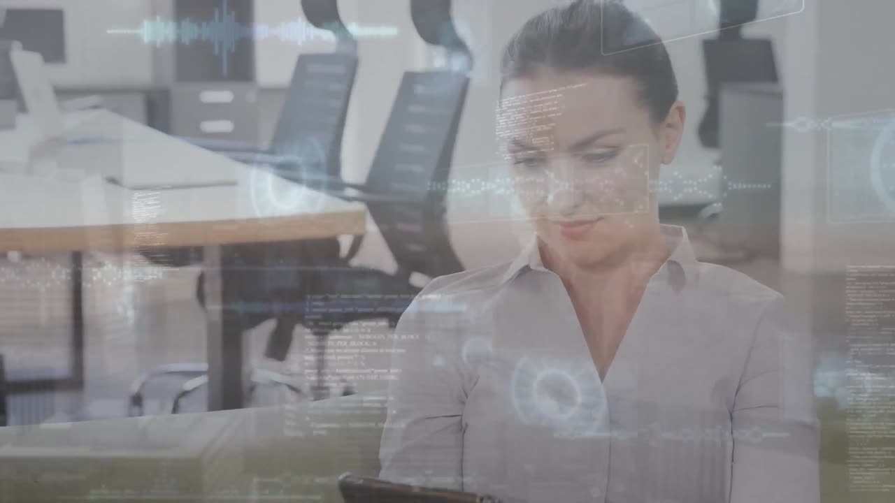 animación de procesamiento de datos sobre mujer de negocios caucásica que trabaja en la oficina.