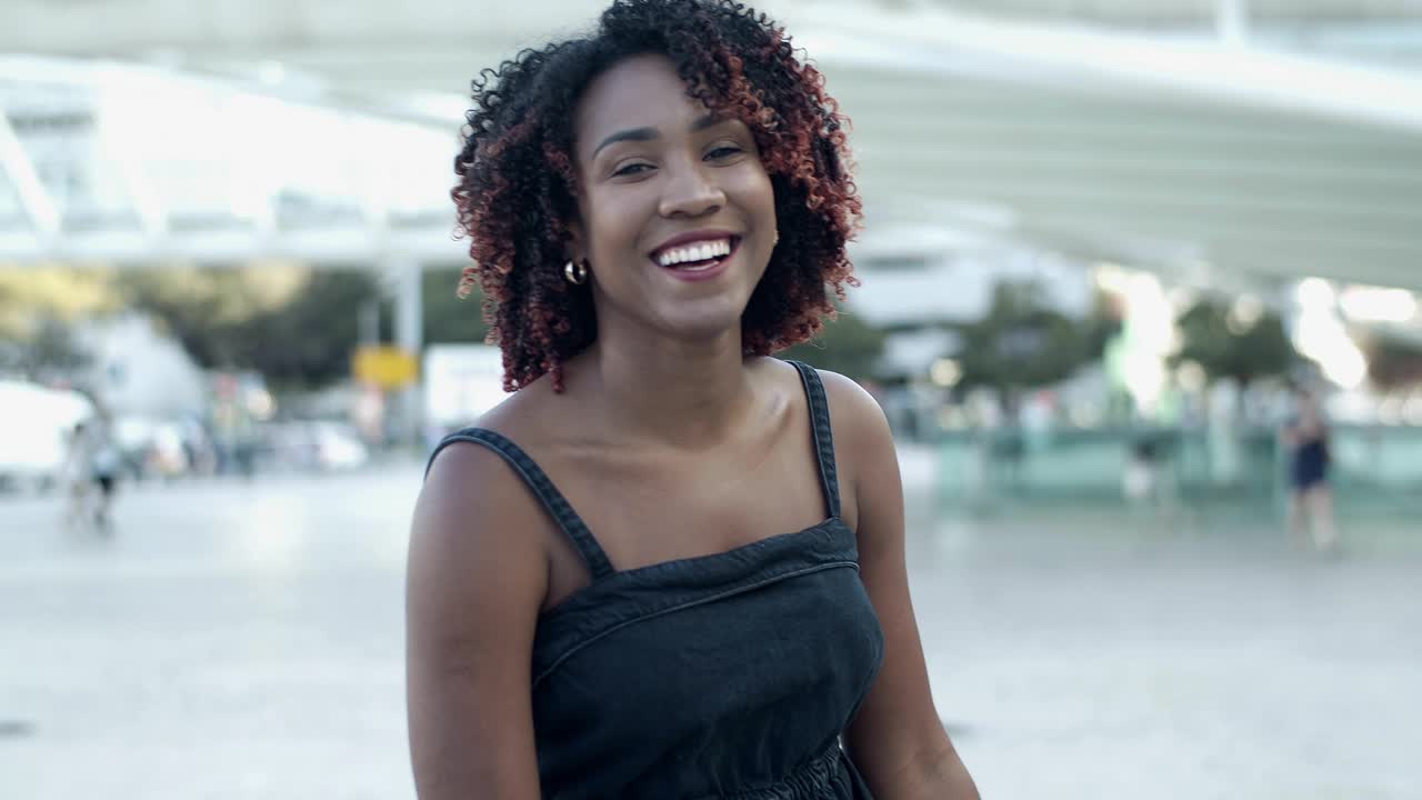 hermosa mujer afroamericana sonriendo en la cámara