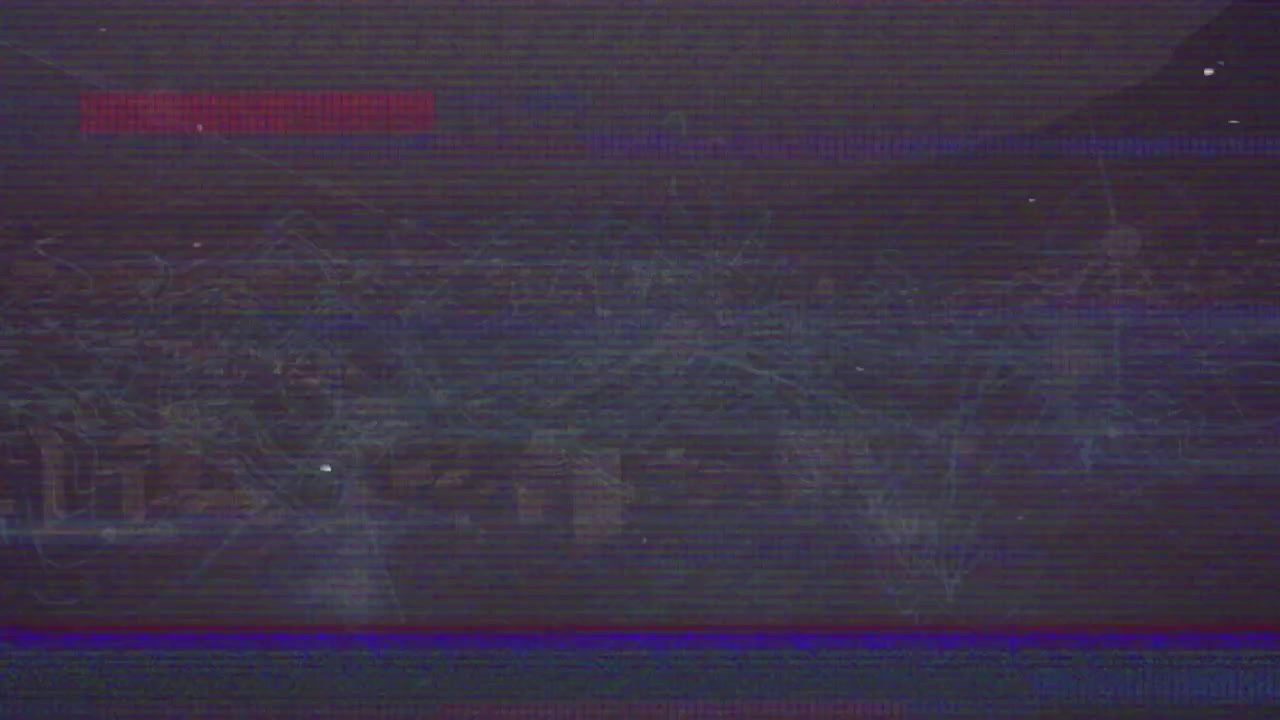 Sovrapposizione di glitch digitale con connessioni di rete astratte su paesaggio urbano.