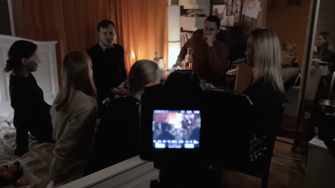 grabando un video de amigos reuniéndose