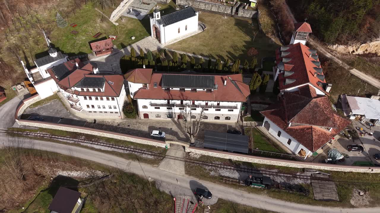 Luftaufnahme des Klosters Dobrun, serbisch-orthodoxe Kirche in Bosnien und Herzegowina nahe der Grenze zu Serbien