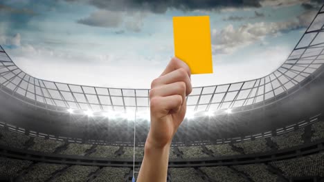 animación de un árbitro sosteniendo una tarjeta de penalización amarilla sobre un estadio deportivo
