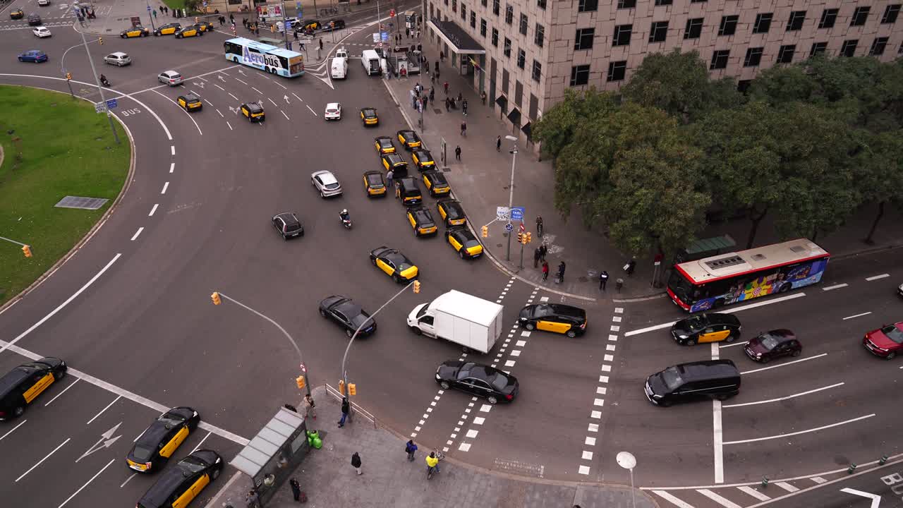 바르셀로나의 스페인 광장 근처의 도로에 있는 자동차들.