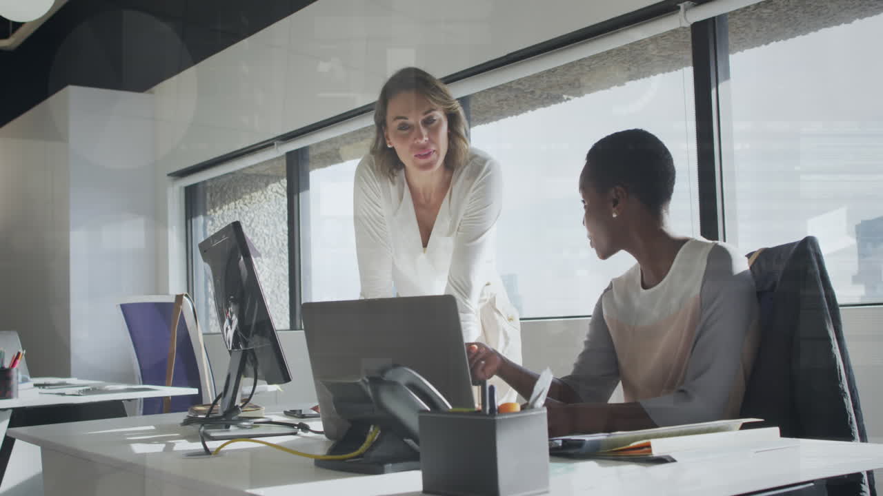 animación de compañeros de trabajo multirraciales discutiendo informes en la computadora portátil contra la interfaz infográfica.