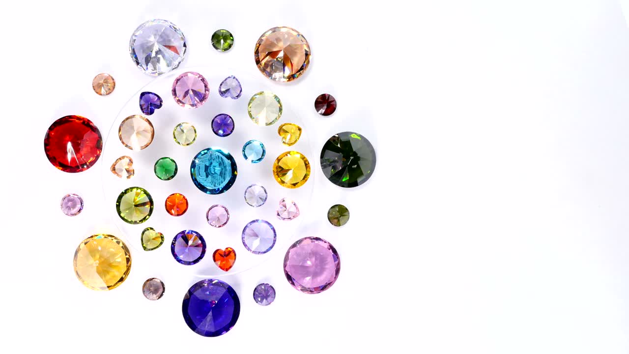 심장 모양 의 보석 들 이 회전 하는 디스플레이 에 나타난다