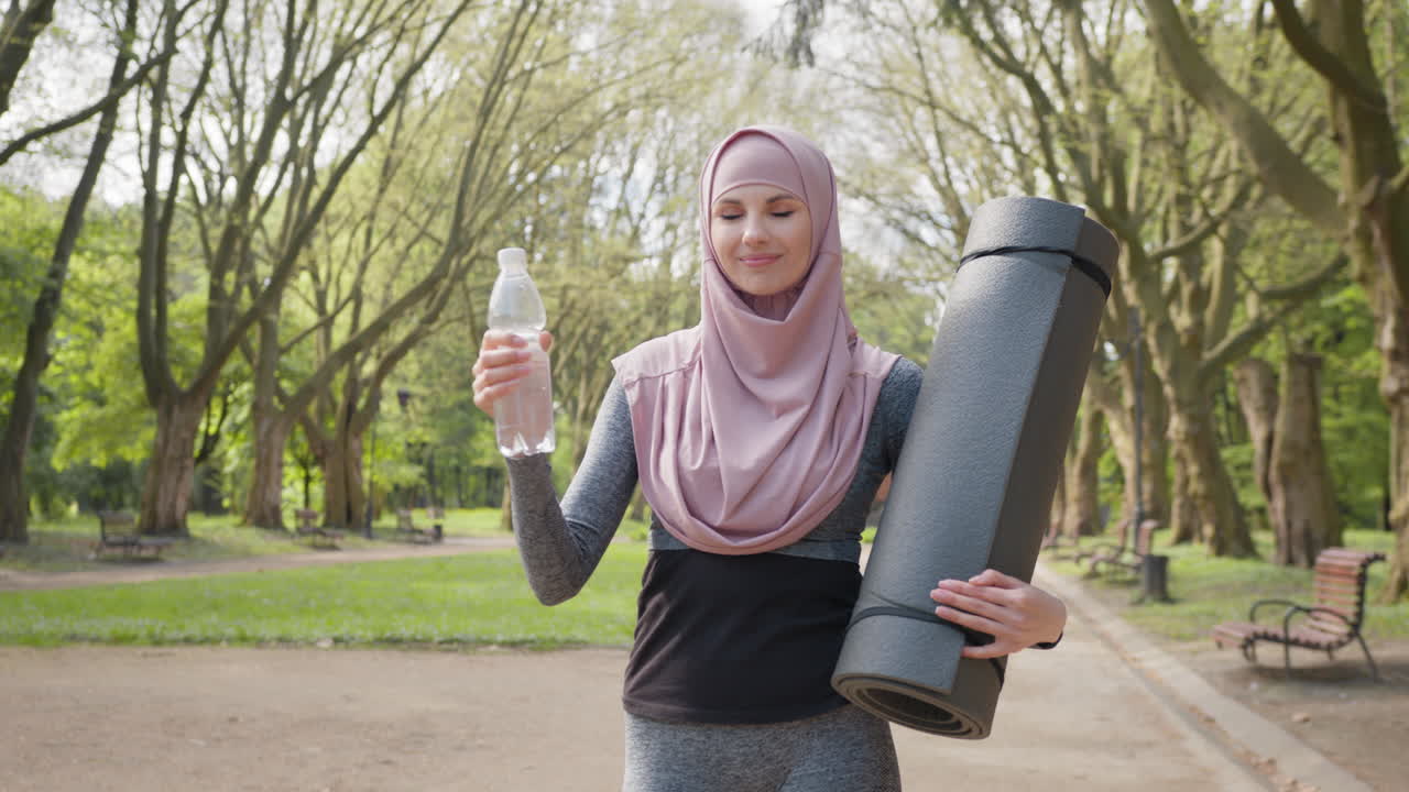 wanita berolahraga di taman