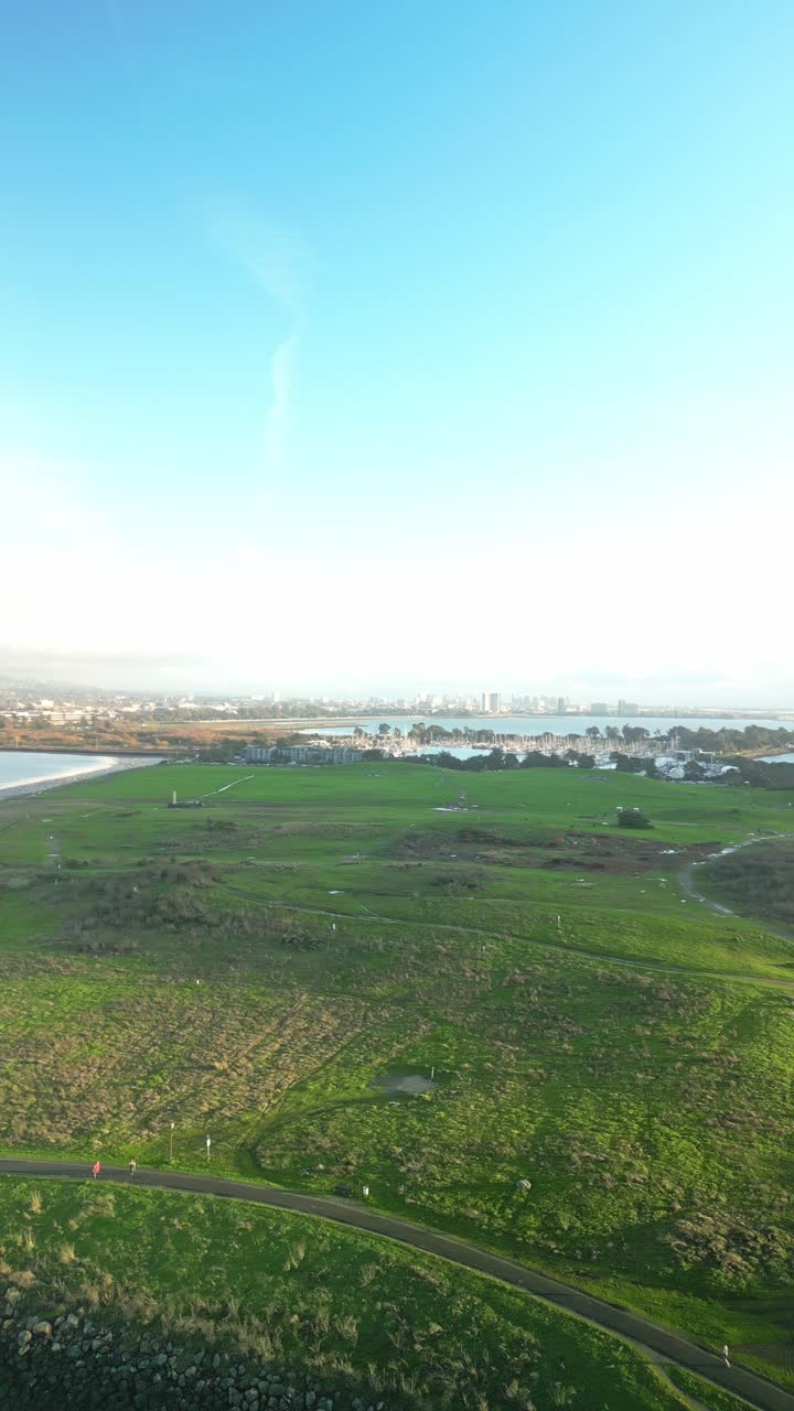 vista aérea del parque costero y el paisaje urbano