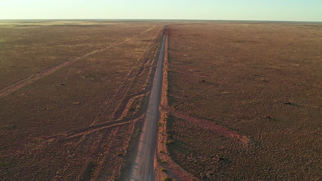 imágenes de drones que miran al suroeste a lo largo de la carretera de tanami