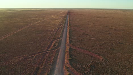 imágenes de drones que miran al suroeste a lo largo de la carretera de tanami