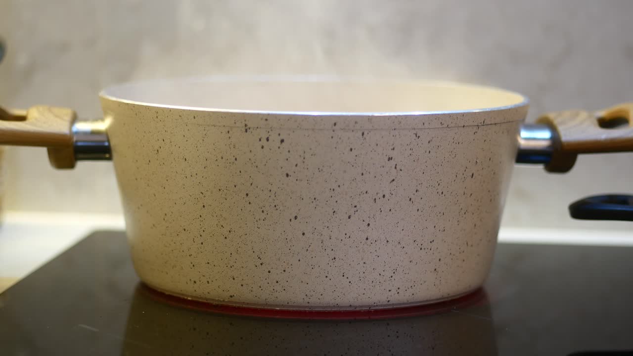 olla vacía en la estufa