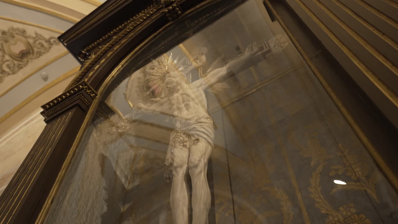 화려한 성당에 있는 십자가의 클로즈업으로 세부적인 공예와 영적인 분위기를 보여준다.