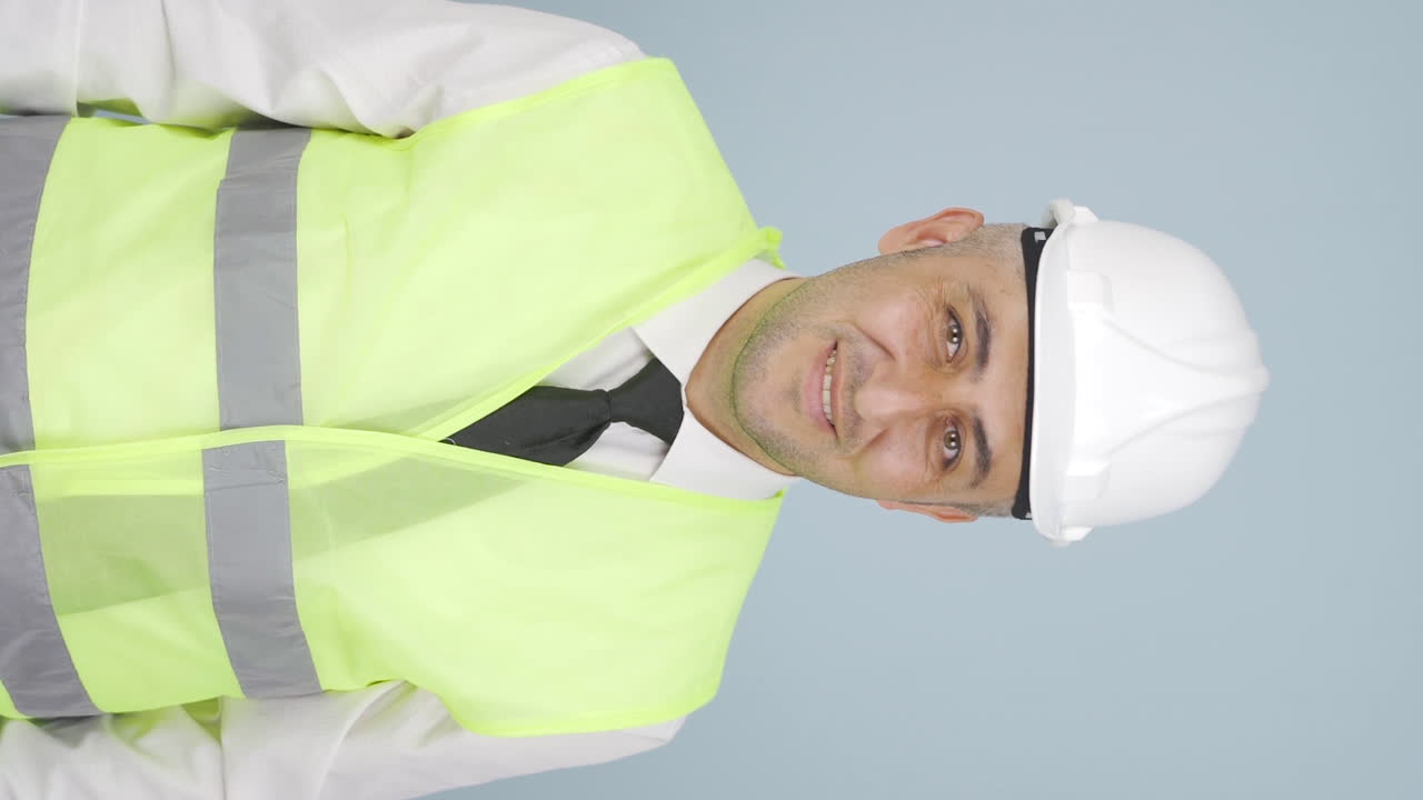 vídeo vertical del ingeniero examina el proyecto en sus manos.